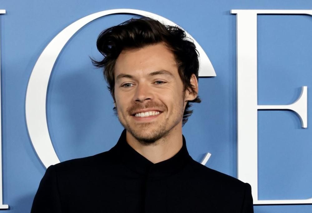 Harry Styles a Roma, tra gite in bicicletta e negozi di casalinghi. Le foto