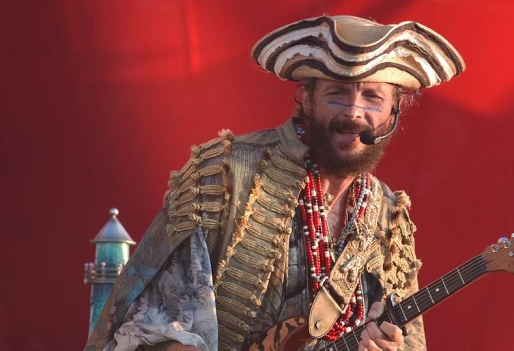 Jovanotti: ancora problemi al femore