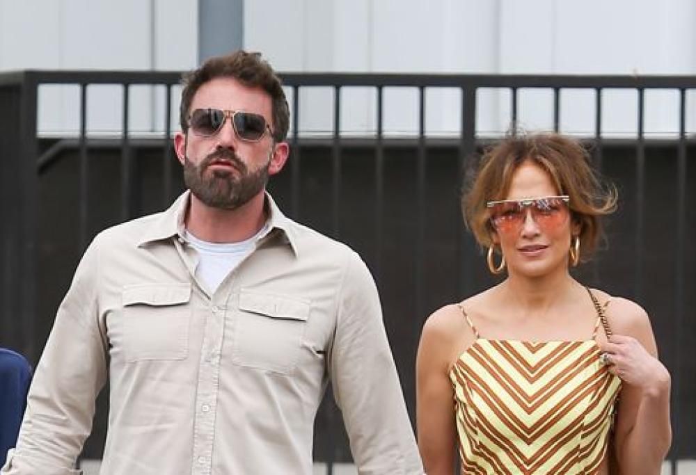 Jennifer Lopez al mercatino con Ben Affleck. E lui finalmente sorride