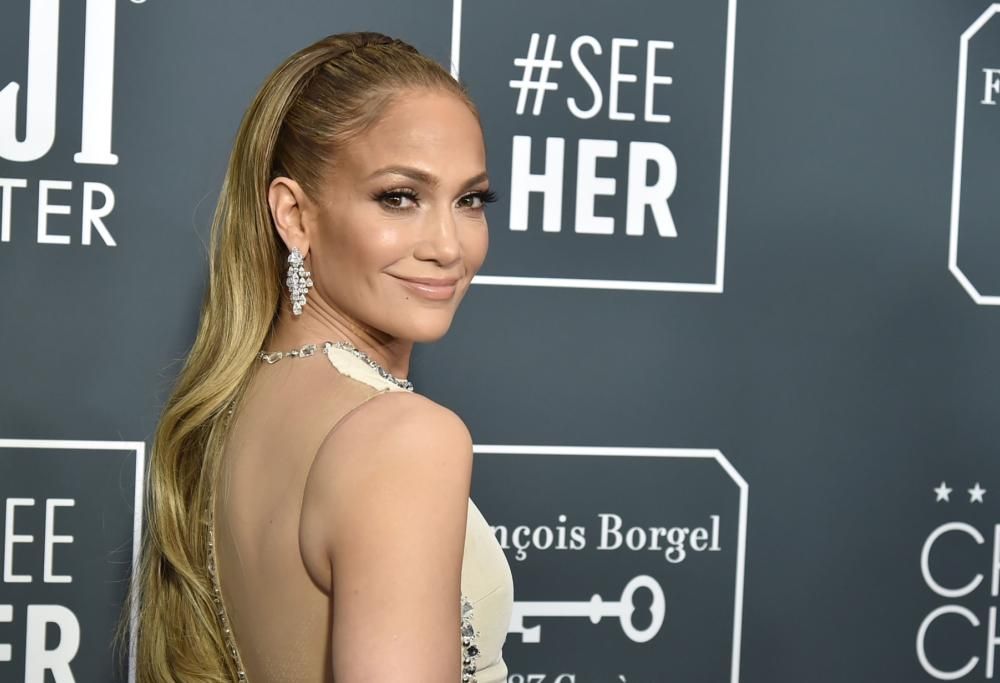 Jennifer Lopez con la madre e la figlia celebra la famiglia