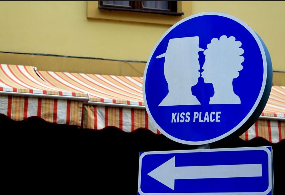 Obbligo di bacio: ecco i cartelli stradali che segnalano i luoghi più romantici