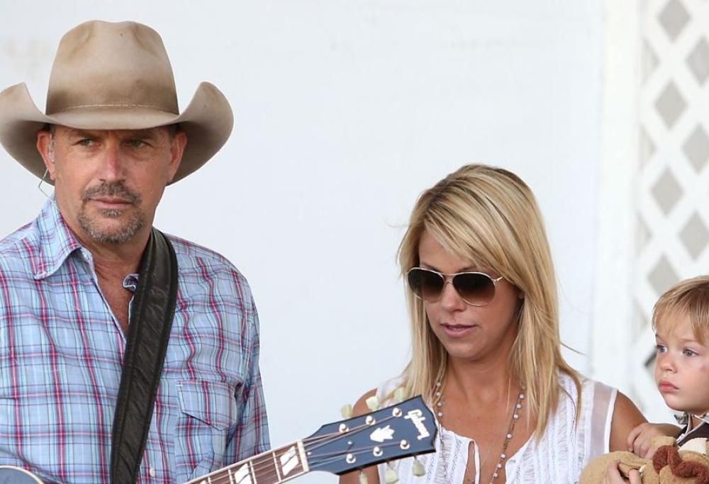 Kevin Costner sempre più adirato: sospetta una relazione della moglie con il vicino di casa