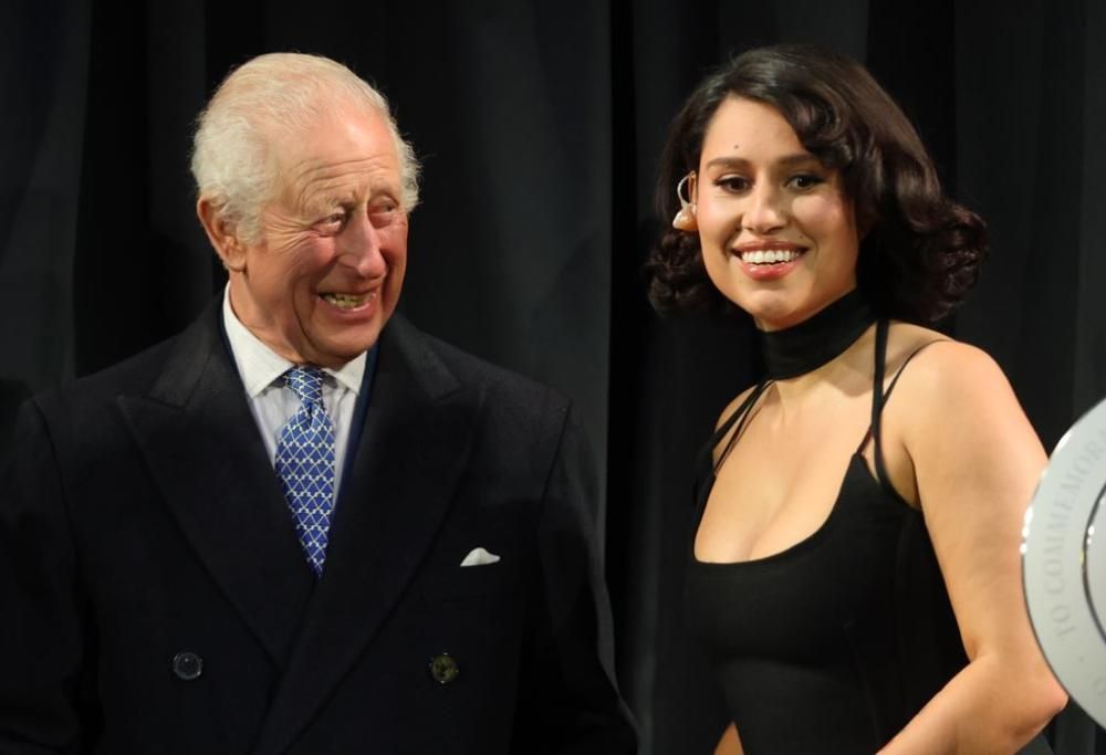 Raye canta per Re Carlo e si emoziona: il video