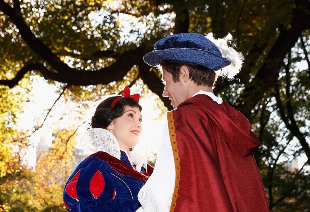 Biancaneve e quel bacio rubato: è di nuovo polemica