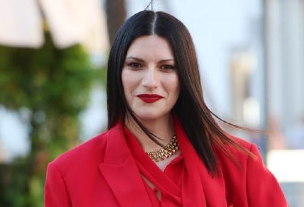 Laura Pausini addobba l’albero di Natale a suon di musica: il video irresistibile