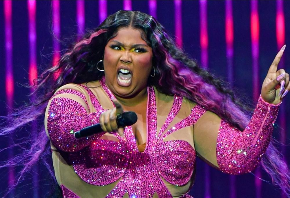 Lizzo rivendica le sue rotondità: questo corpo è arte!