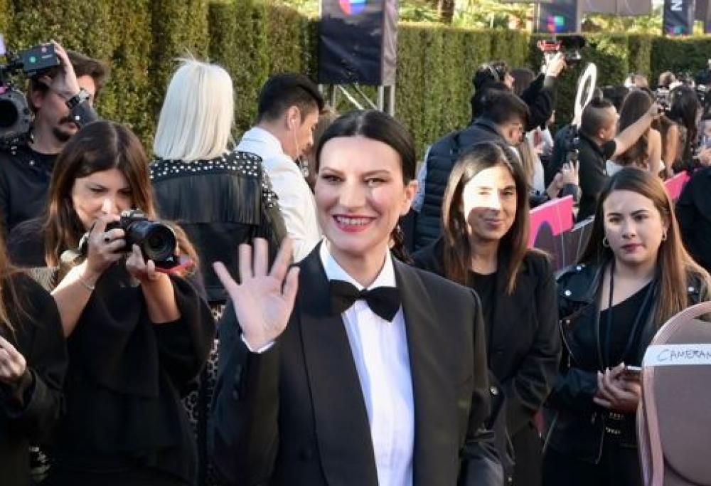 Laura Pausini annuncia il nuovo singolo
