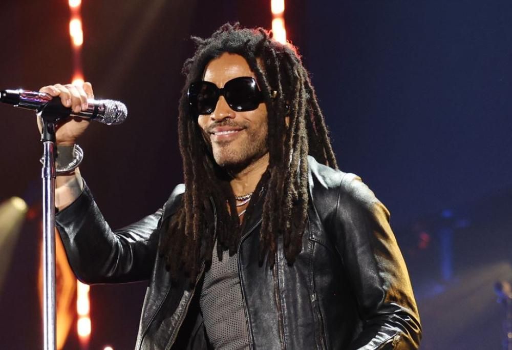 Lenny Kravitz si mette a nudo nel nuovo video: le immagini