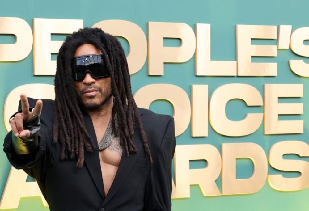 Lenny Kravitz si allena in palestra con pantaloni di pelle e occhiali scuri: il video