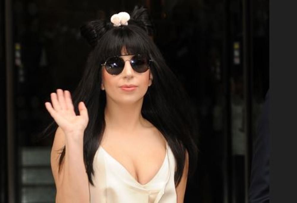 Lady Gaga: dei poster pubblicitari bruciano la notizia dell’uscita del nuovo disco