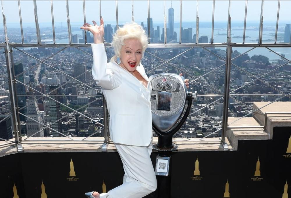 Cyndi Lauper accende di giallo l’Empire State Building: le foto