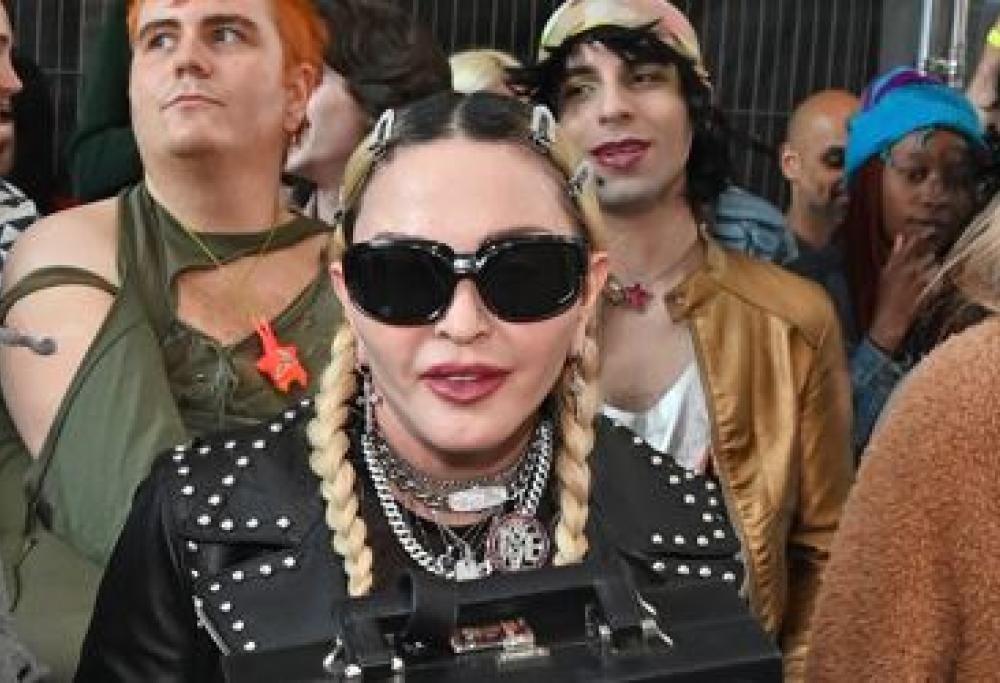 Madonna conferma il suo nuovo fidanzamento. Con un bacio assai bizzarro