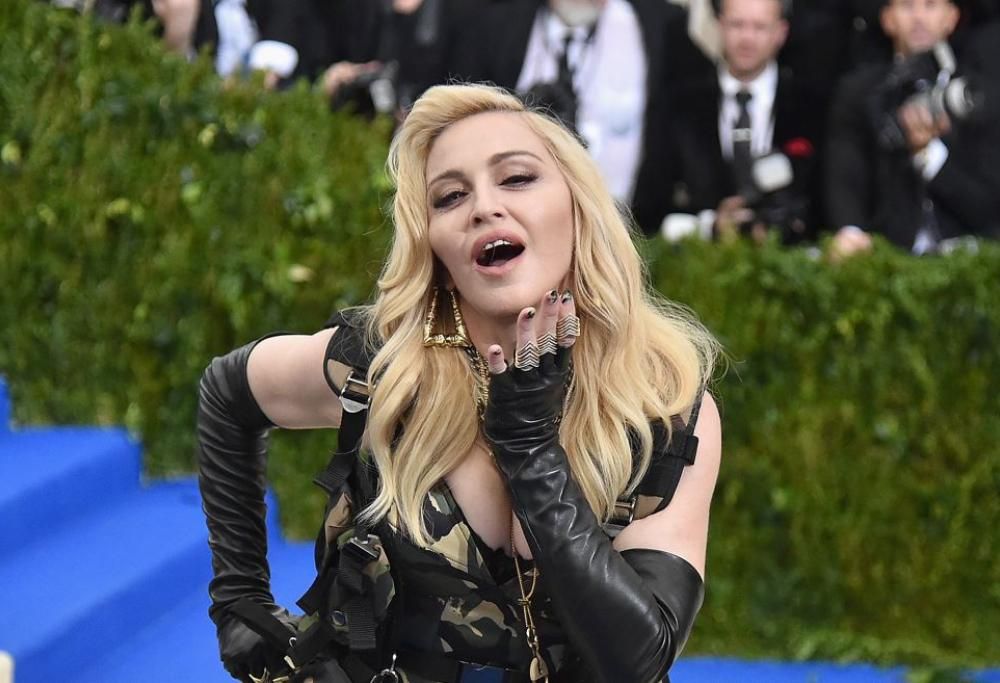 Madonna pubblica la prima foto dopo il ricovero. Ma i fan protestano: l’immagine è troppo ritoccata