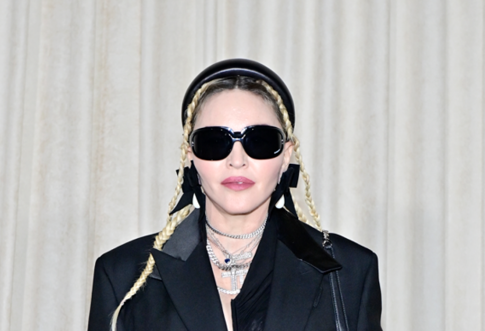 Madonna festeggia i 64 anni con un bacio di cui tutti parlano: il video