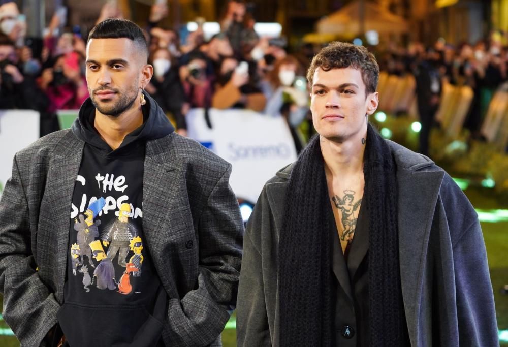 Mahmood e Blanco in corsa sulla bicicletta tempestata di brillanti: il video