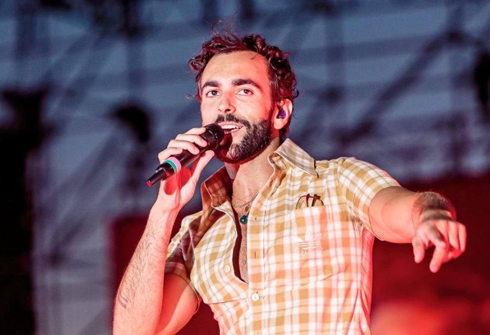 Marco Mengoni porta le pizze ai fan: il video