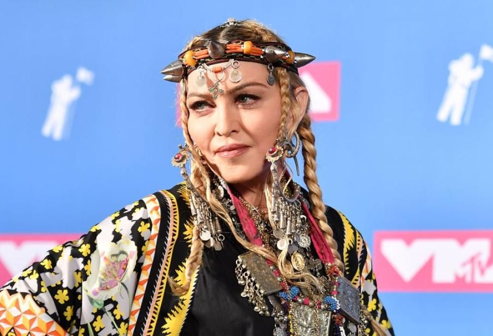 Madonna e famiglia al galoppo tra le giraffe: il video
