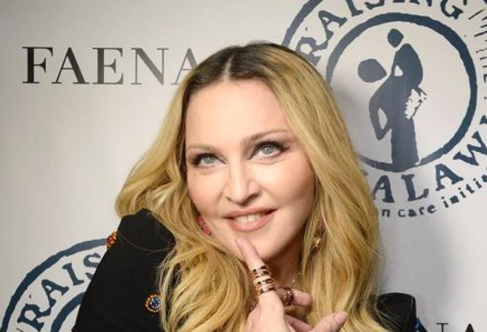 Madonna orgogliosa delle ultime opere d’arte del figlio Rocco