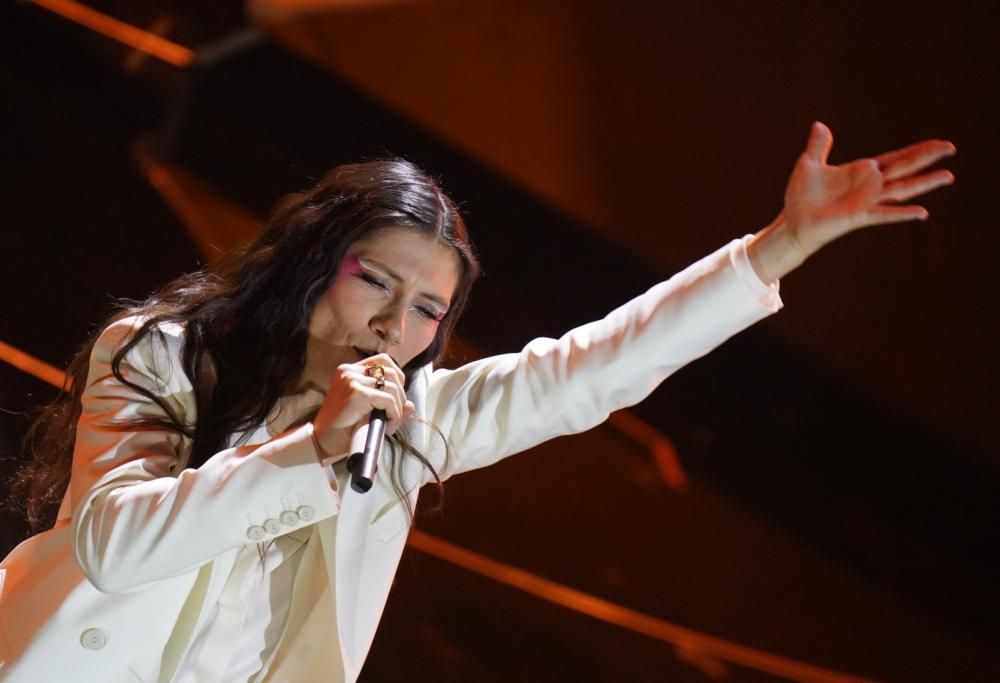 Elisa emoziona al piano