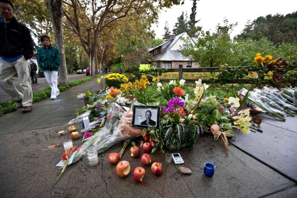 omaggio-morte-Steve-Jobs-INF-OPHOTOjpg--