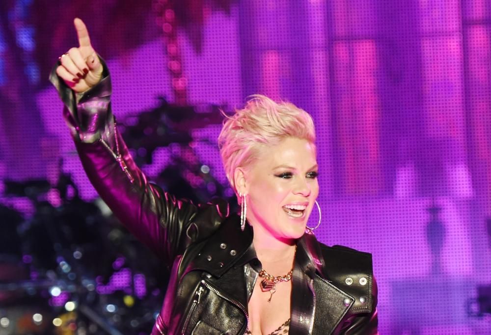P!nk sostiene le atlete della nazionale norvegese insorte contro il bikini: pago io le multe!