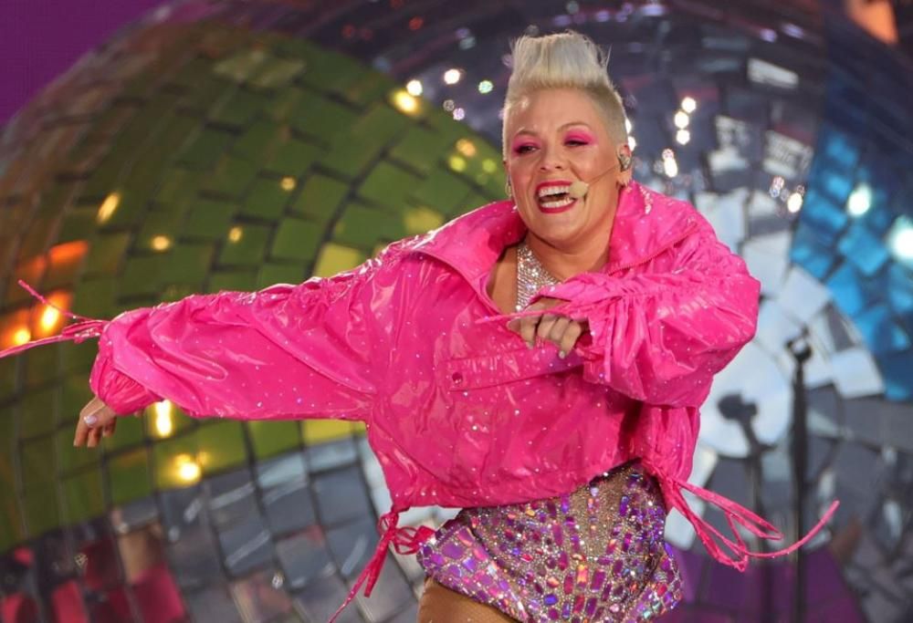 Pink sostiene Britney Spears nel difficile momento del divorzio: il video