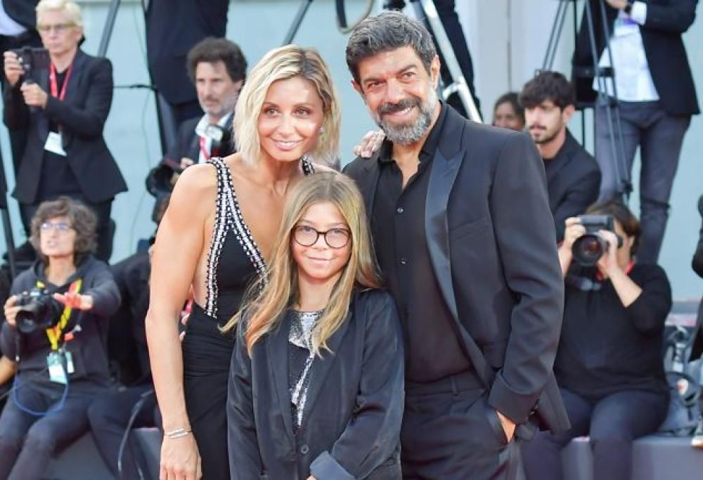 Pierfrancesco Favino sul red carpet di Venezia con la famiglia