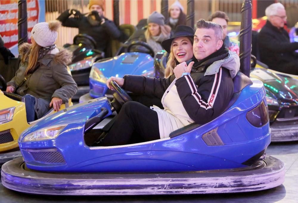 L’abbraccio di Robbie Williams ai figli ci fa gustare in anticipo la gioia del dopo quarantena