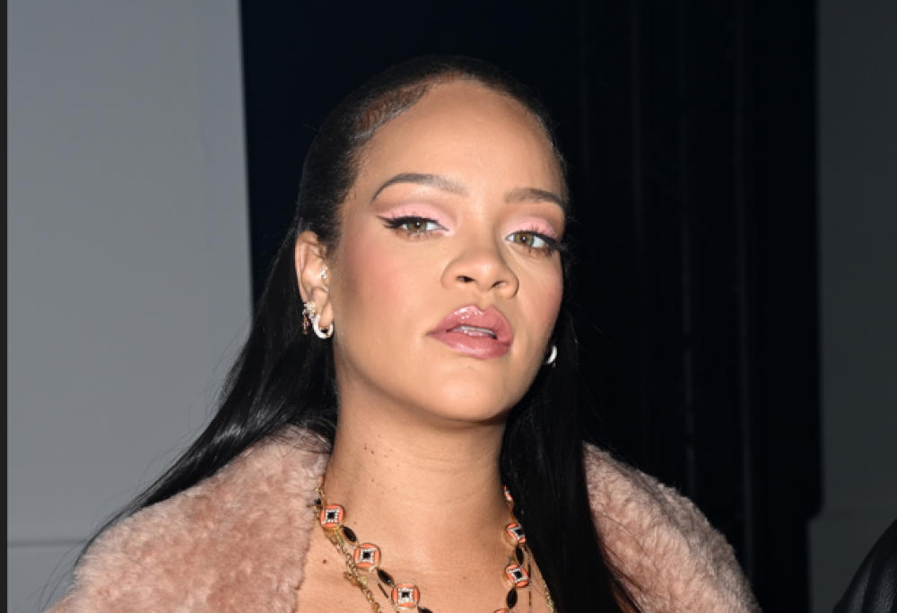 Rihanna dà una mano ai camerieri del ristorante dove ha cenato