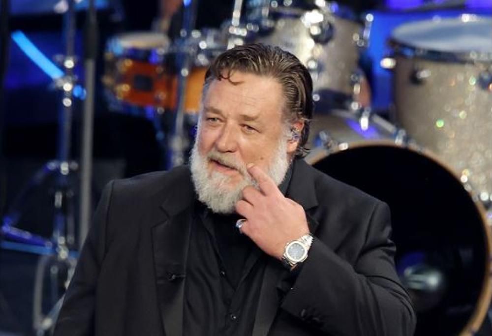 Russell Crowe prende in giro Travolta per il ballo del qua qua