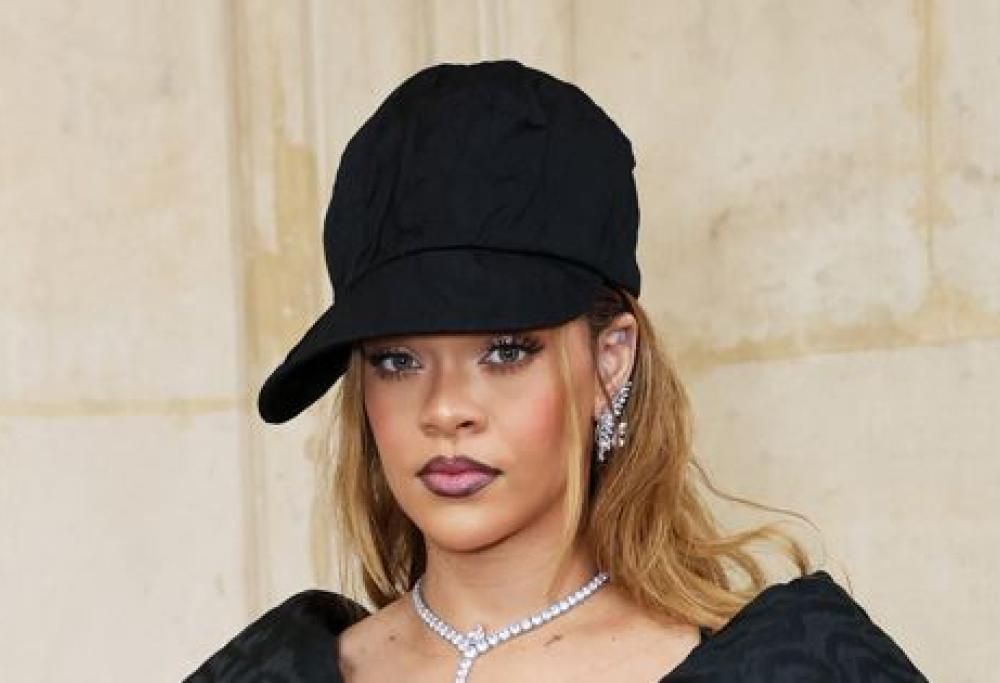 Rihanna si esibisce per 9 milioni di dollari. Ed è polemica