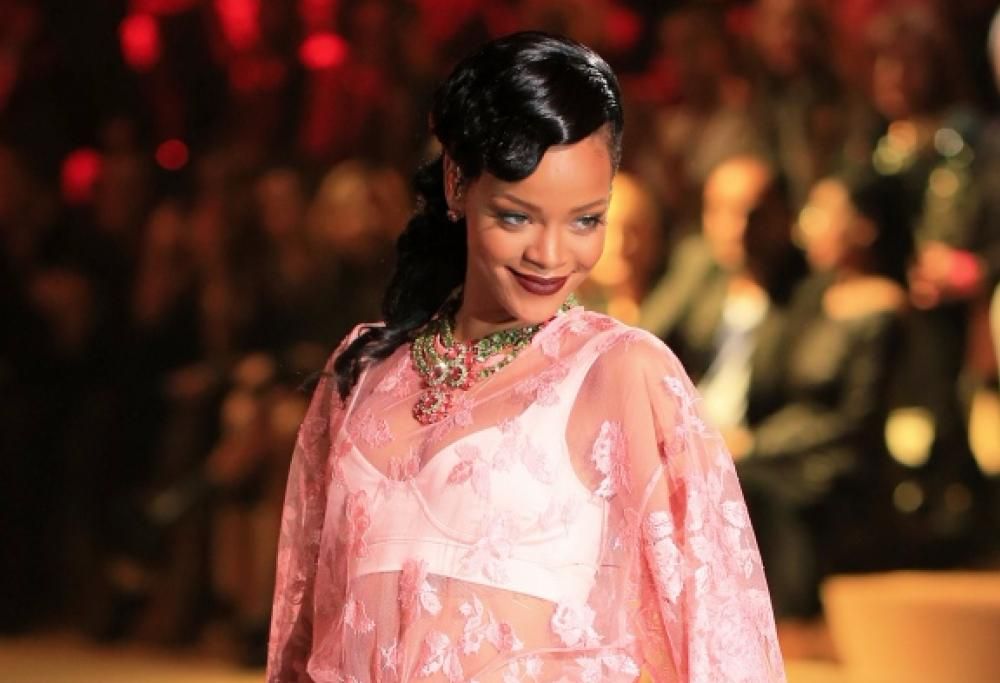 Rihanna, contratto da 10 milioni di dollari per una casa di cosmetici