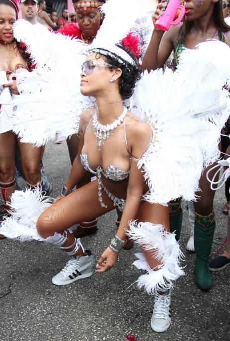spl589885_0011jpg--rihanna_