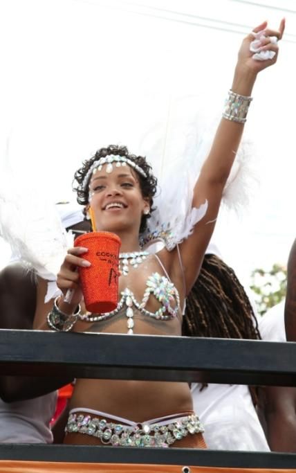 spl589885_016jpg--rihanna__