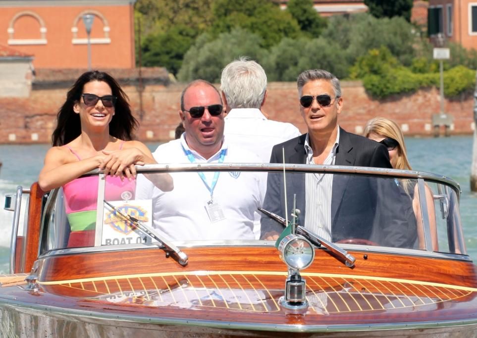 spl600798_007jpg--george_clooney_and_sandra_bullock_in_venice__italy