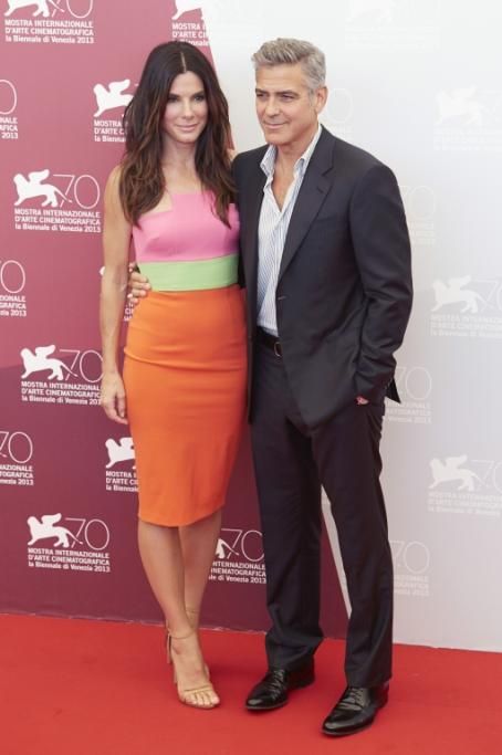 spl601244_001jpg--george_clooney_and_sandra_bullock_attend_the_gravity_photo_call