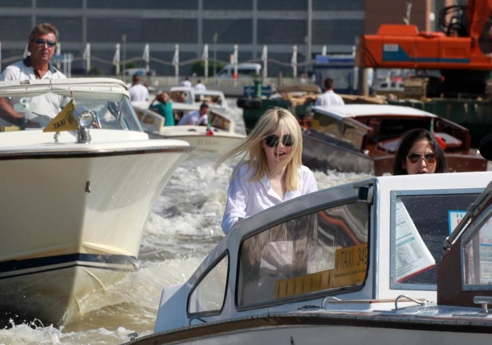spl602102_002jpg--dakota_fanning_arrives_in_venice__italy