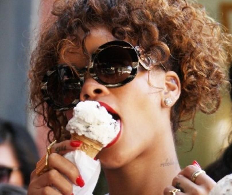 spl308775_009-e1404123009705jpg--rihanna_enjoys_an_ice_cream_with_friends_and_fans_in_porto_fino__italy