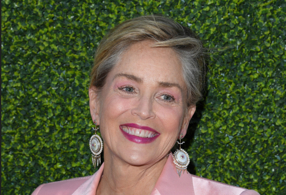 Sharon Stone in bikini rimpiange la fine delle vacanze