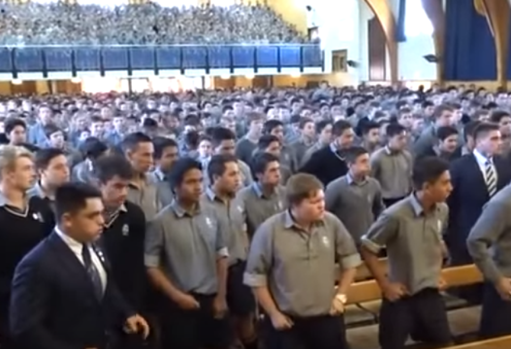 Una Haka per il professore che va in pensione.  Il video di uno spettacolo unico