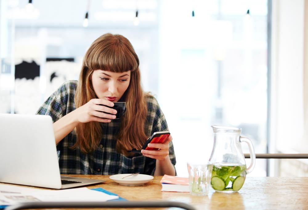 Pericolo smartphone per la schiena: attenzione alla postura