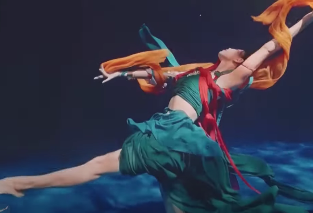 E’ mozzafiato la danza sott’acqua e con il meraviglioso costume tradizionale: il video