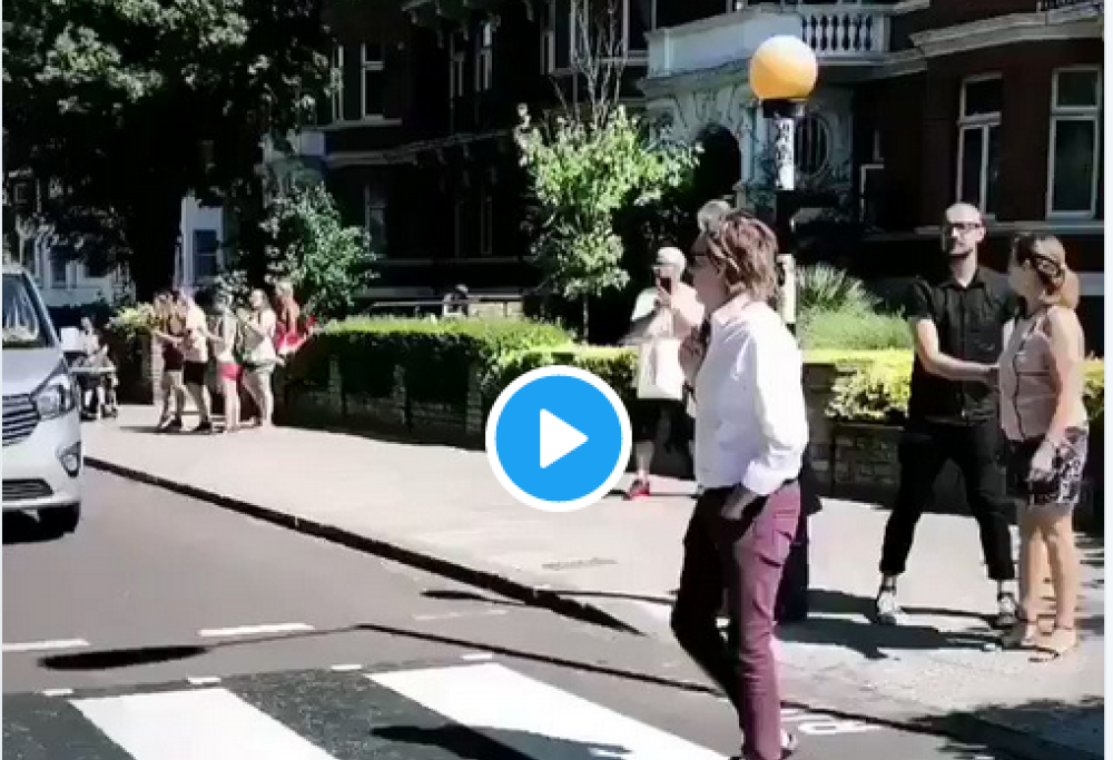 Paul McCartney attraversa di nuovo Abbey Road, come ai tempi dei Beatles. Il video