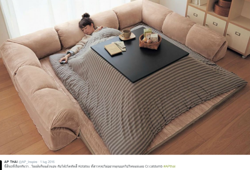 Divano, piumone e tavolo. Per chi non vorrebbe mai alzarsi