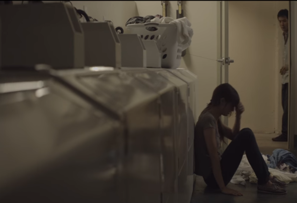 Lui trova la moglie in lacrime…