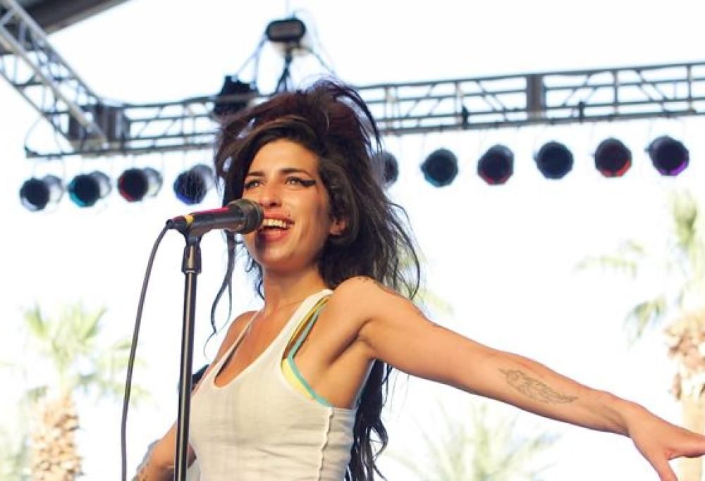 Amy Winehouse: la regista risponde alle accuse sulla scelta della protagonista