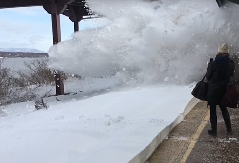 L’incredibile arrivo del treno a New York: sommerge di neve i passeggeri sulla banchina