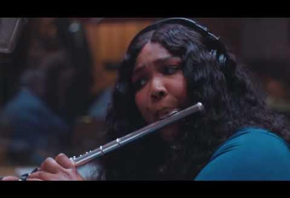 La pantera rosa: Lizzo esegue il brano con sir James Galway. Il video