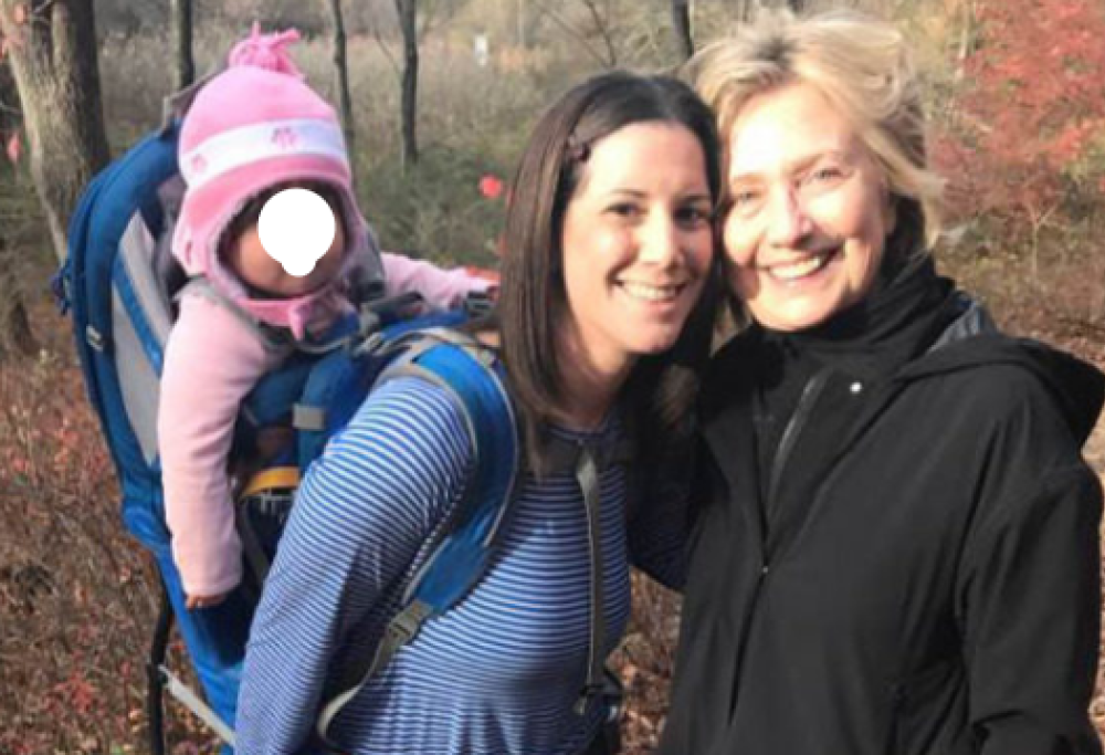 Hillary Clinton. Foto nel bosco con un’elettrice