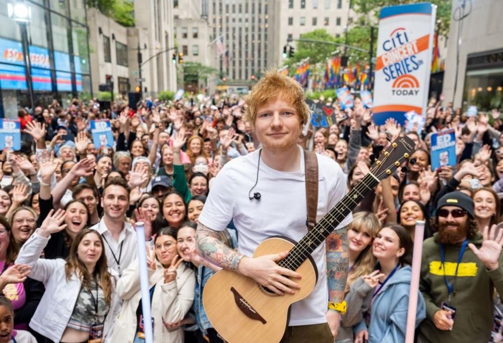 Ed Sheeran prepara panini e serve la birra: i video più buffi